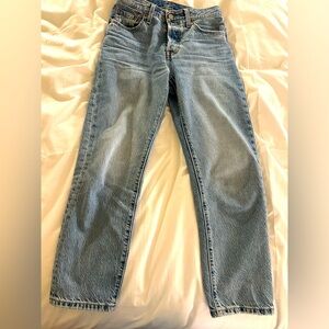 Levi’s Jeans Women Size 25.
Above the ankle.